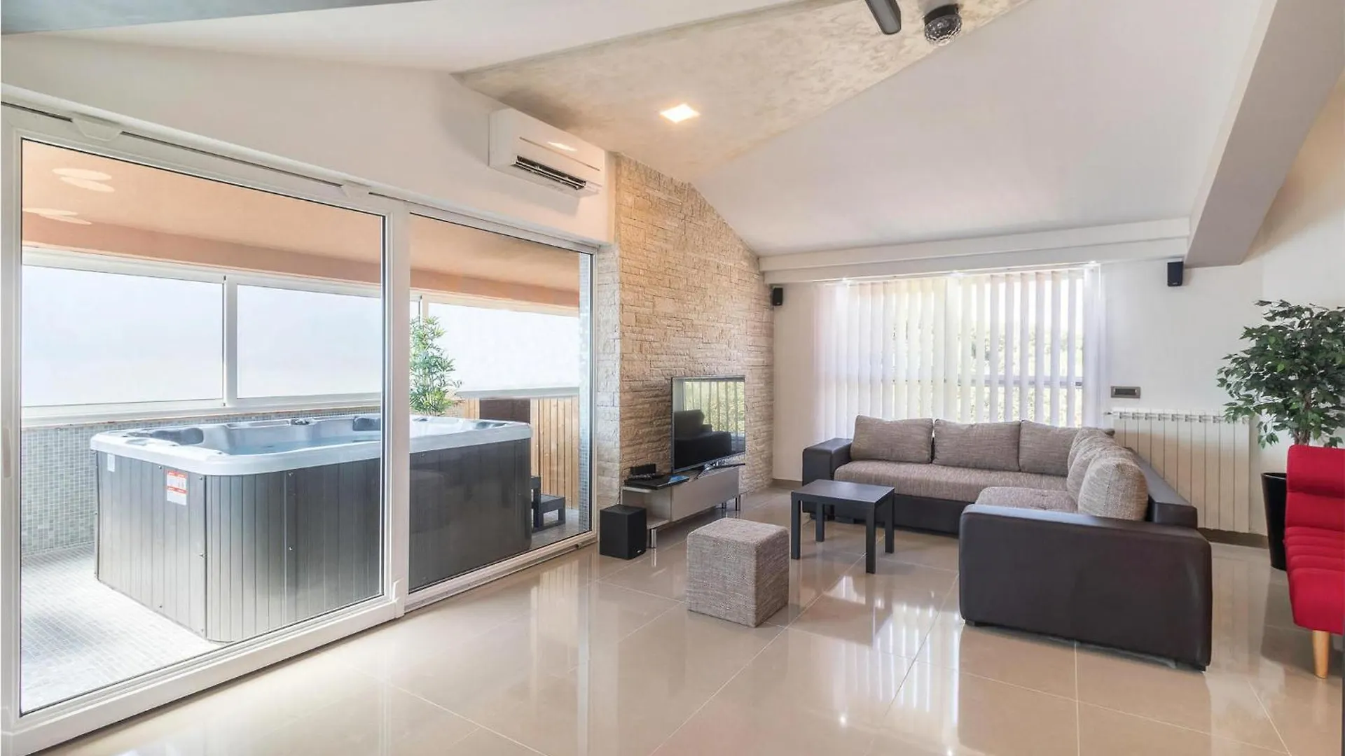 7 Bedroom Cozy Home In Valtura 0*,  Kroatien