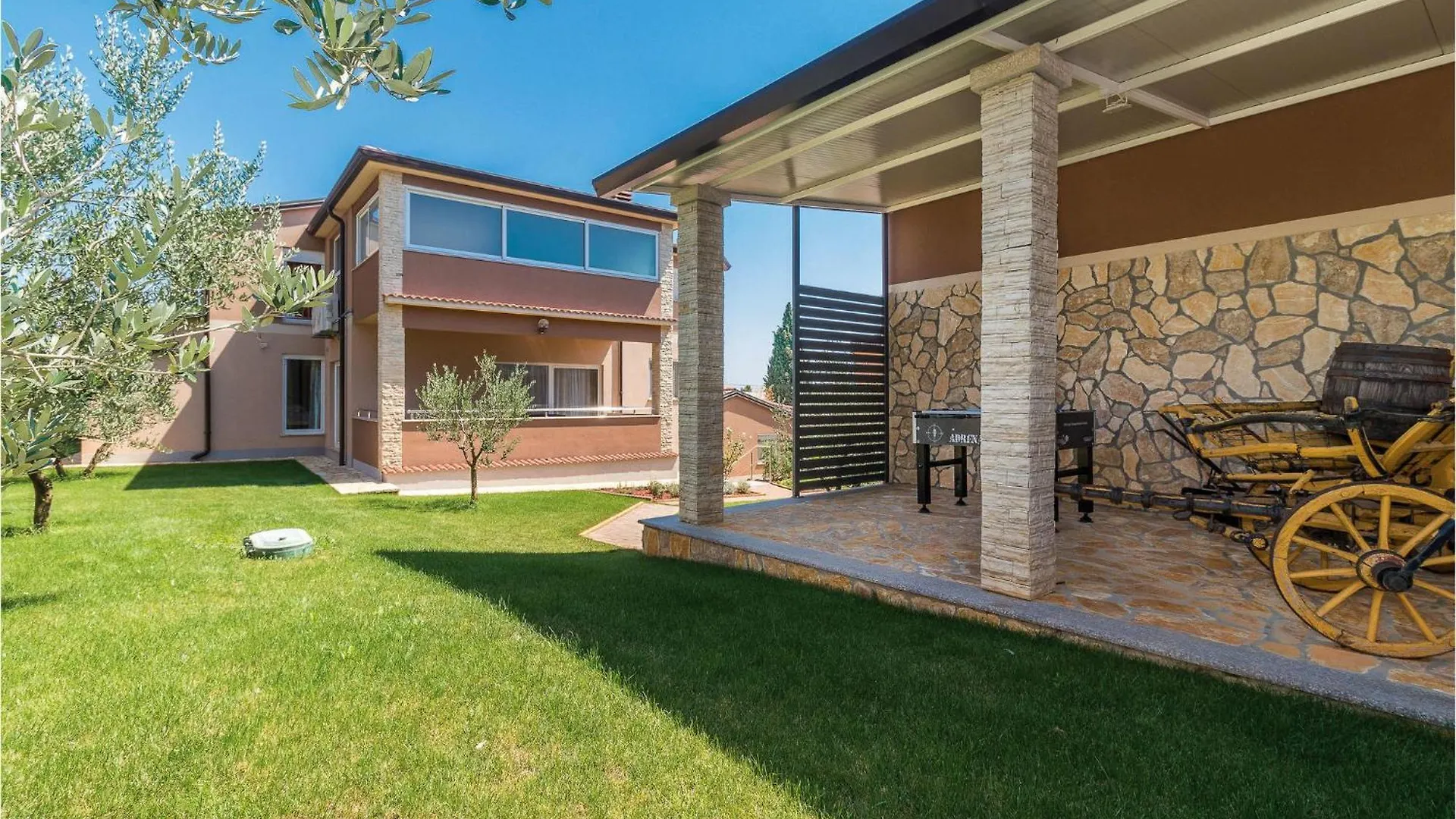 7 Bedroom Cozy Home In Valtura