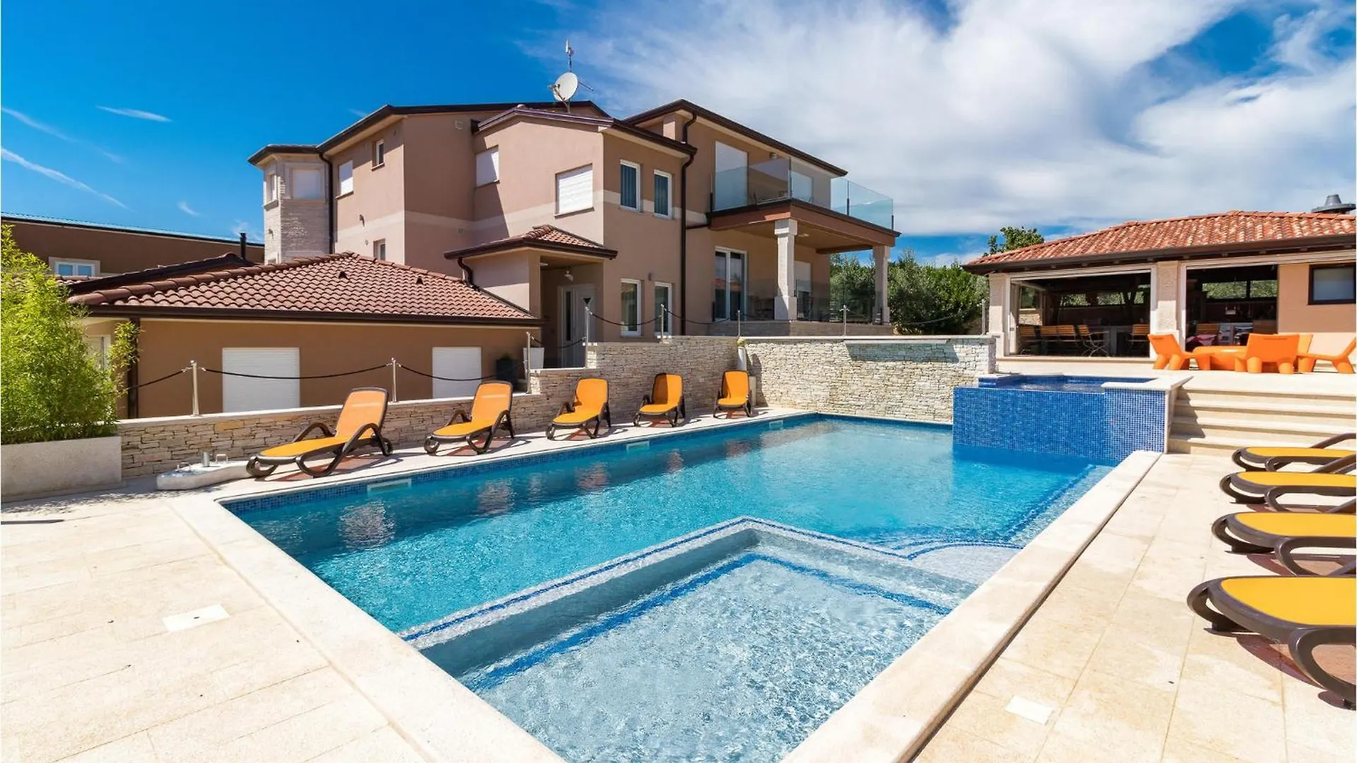 7 Bedroom Cozy Home In Valtura Kroatien