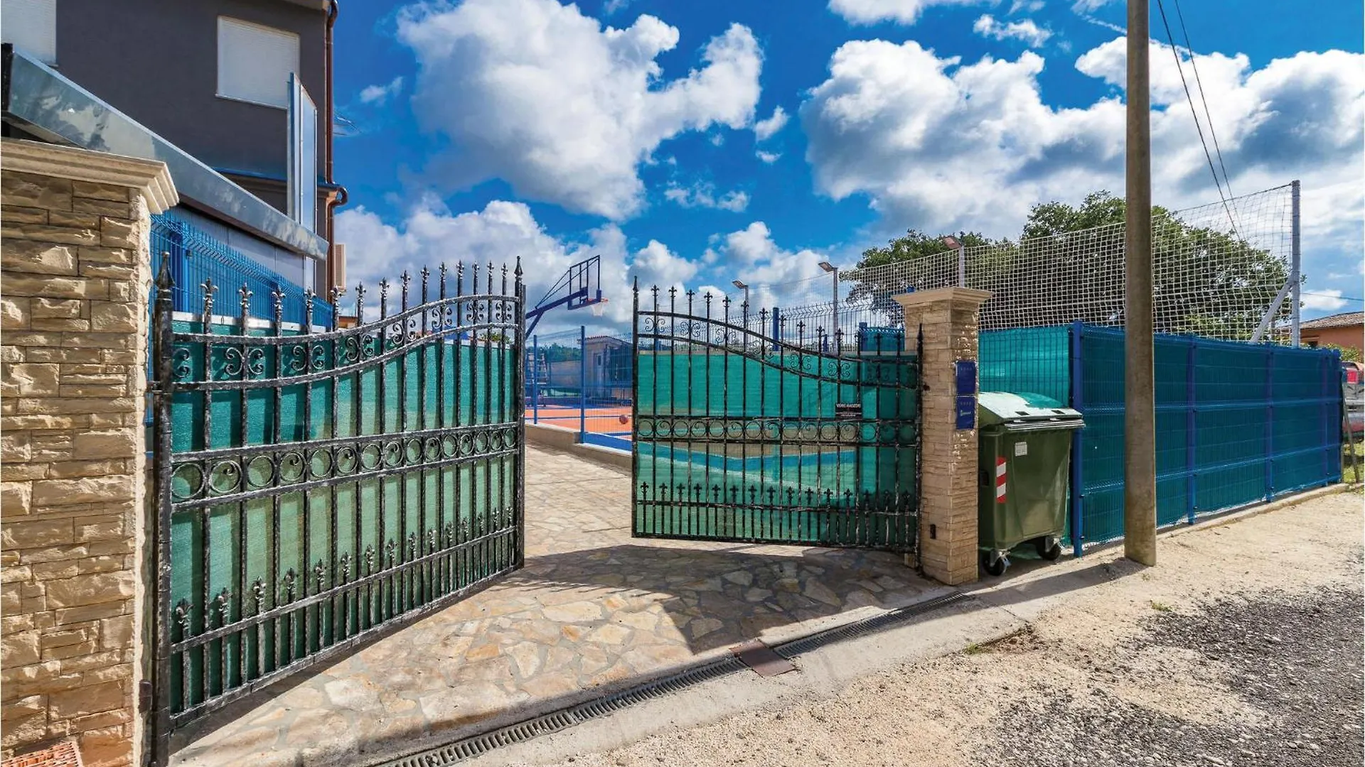 Dom wakacyjny 7 Bedroom Cozy Home In Valtura