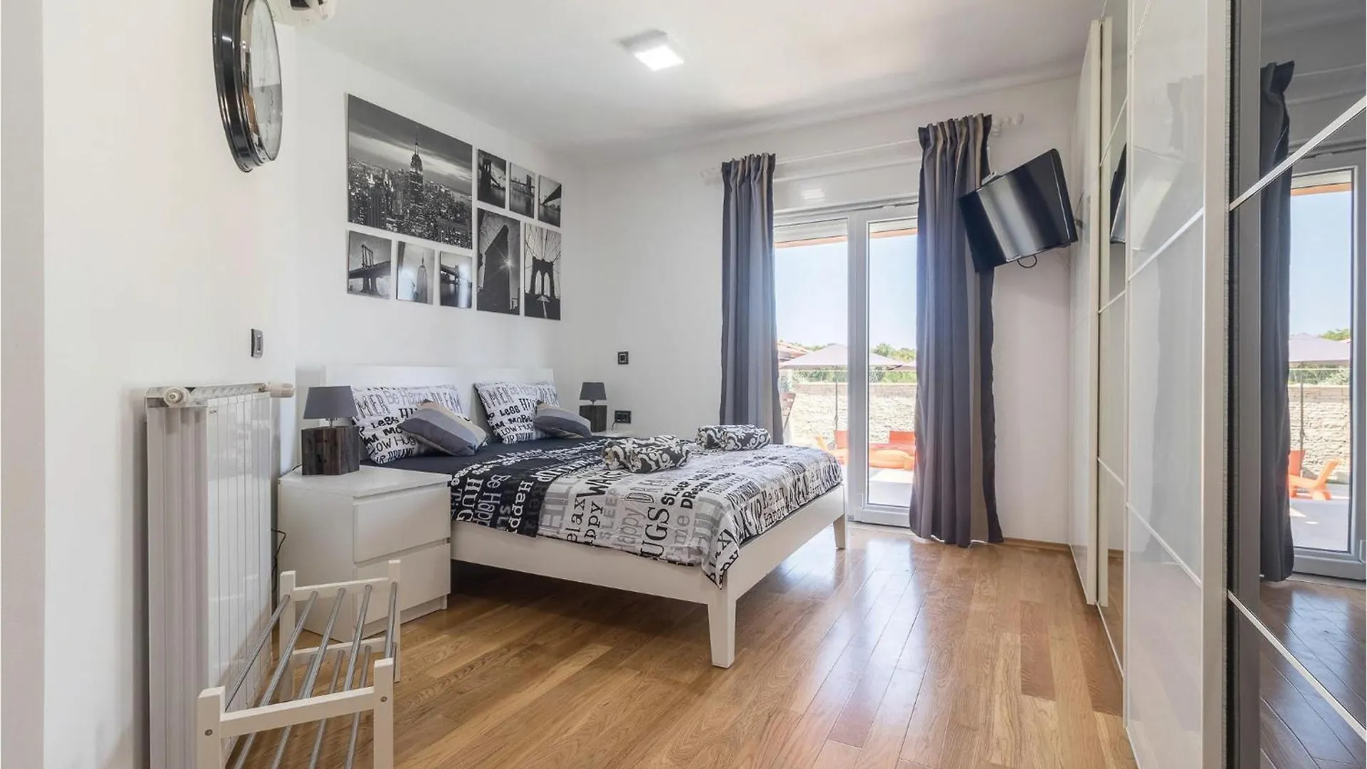 7 Bedroom Cozy Home In Valtura