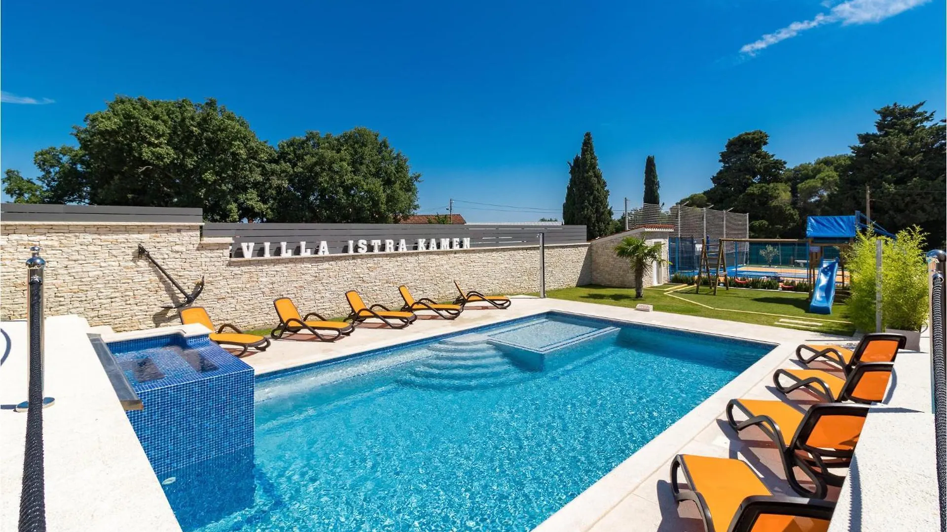 7 Bedroom Cozy Home In Valtura